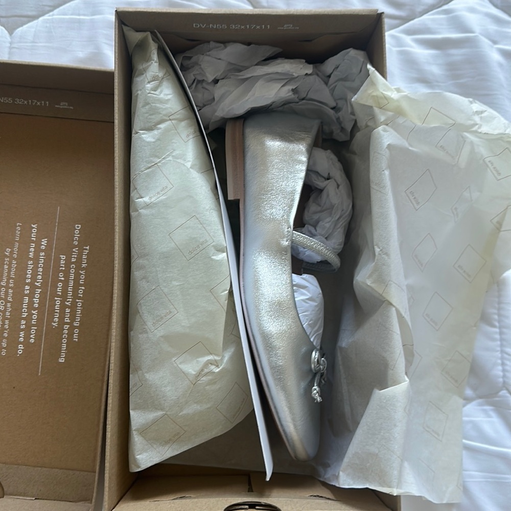 Brand new dolce vita flats! Just took them out of the box to take the pictures.